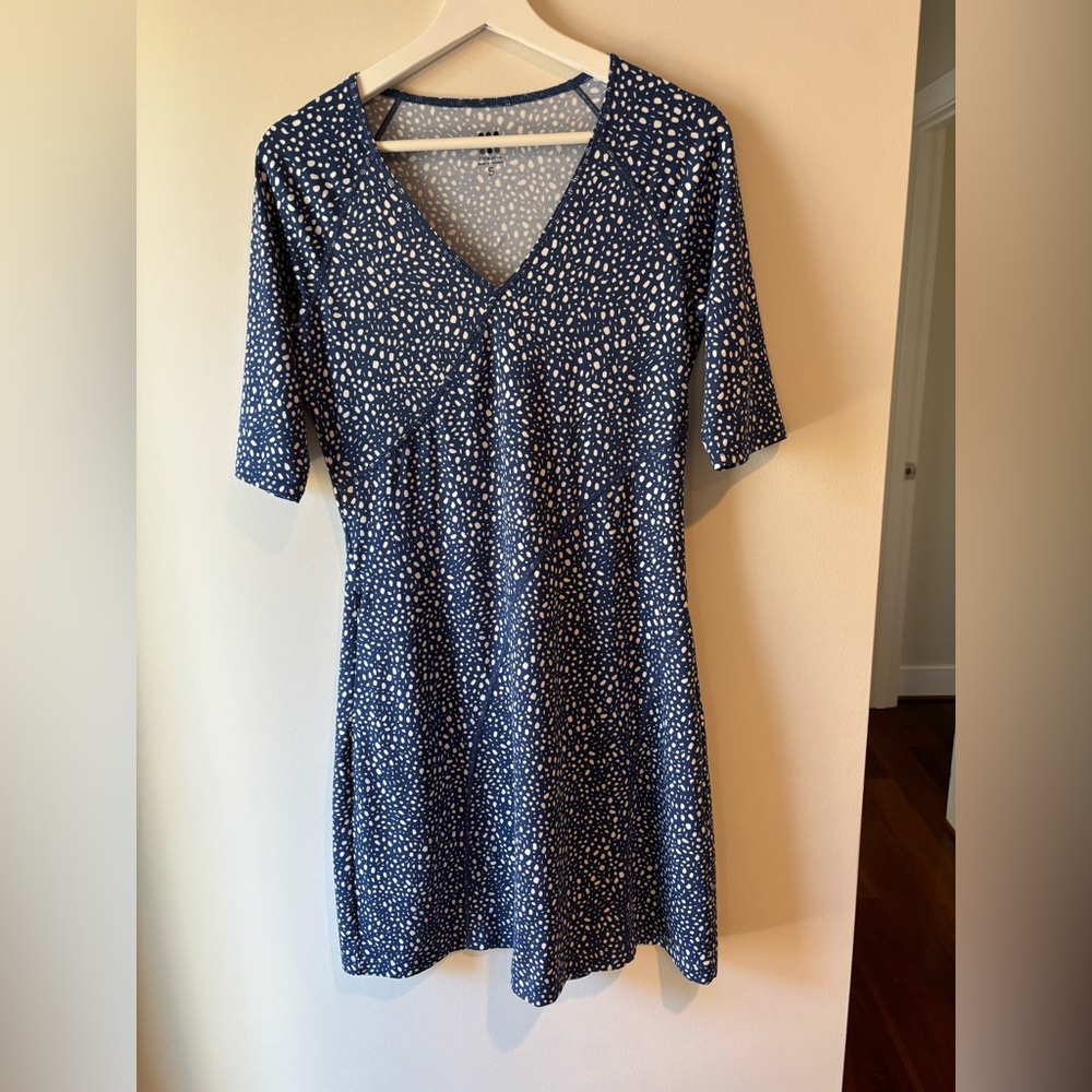 Title nine 3/4 sleeve dress
Blue/white print
Poly/spandex